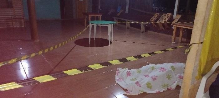 Homem é morto a tiros após discussão em bar no interior de Ipuaçu