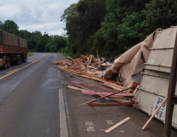  Caminhão tomba na BR-282 em Ponte Serrada e motorista fica ferido
