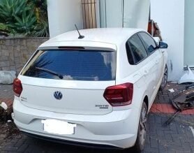  Motorista perde controle e carro invade loja no centro de Xanxerê