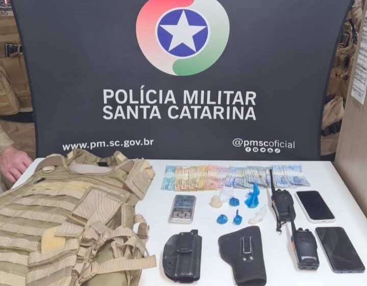 Homem é preso e adolescente apreendido por tráfico de drogas em Xanxerê