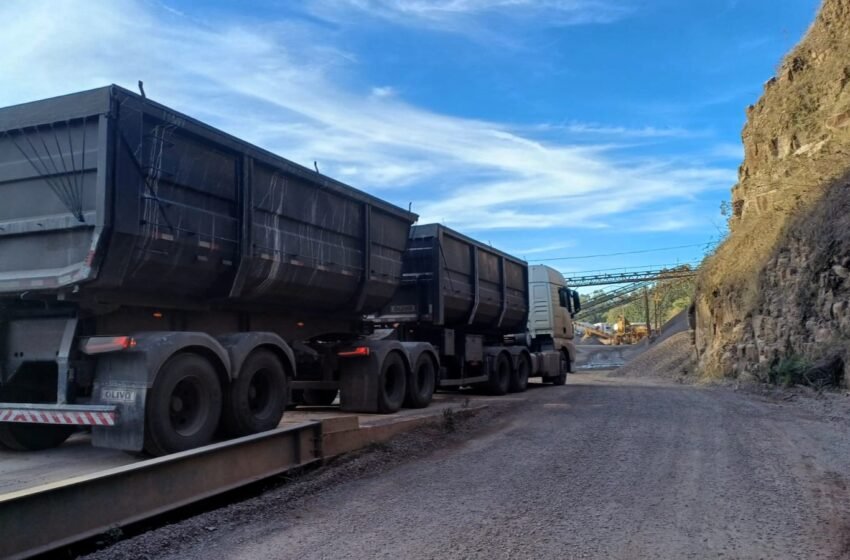 Mais de 64 toneladas de excesso são flagradas em duas carretas na BR-282 em Xanxerê
