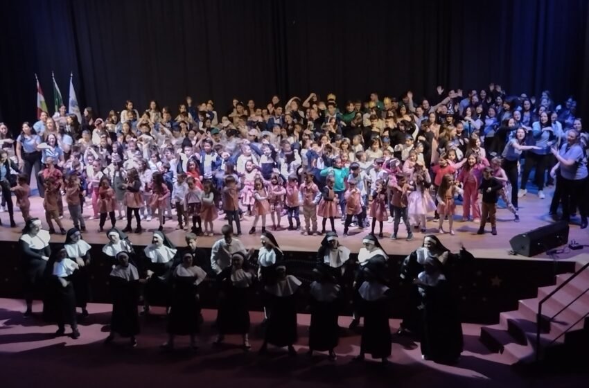  Noite de emoção marca os 60 anos da Escola Santa Terezinha e os 67 Anos de Faxinal dos Guedes