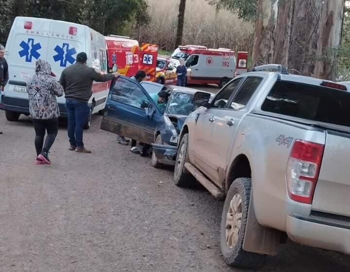  Colisão frontal entre dois carros deixa feridos na Linha Gruta, em Passos Maia