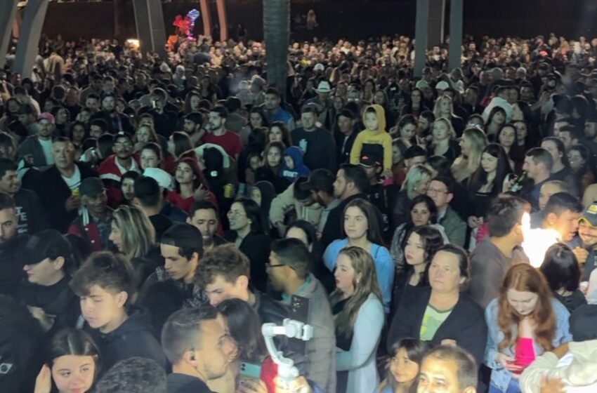 Mais de 3 mil pessoas lotam a praça municipal para comemorar os 67 anos de Faxinal dos Guedes