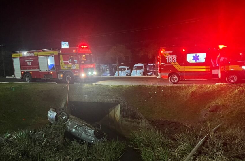 Acidente de Trânsito em Xaxim: Veículo Capota em Córrego e Condutor é Resgatado em Estado Grave