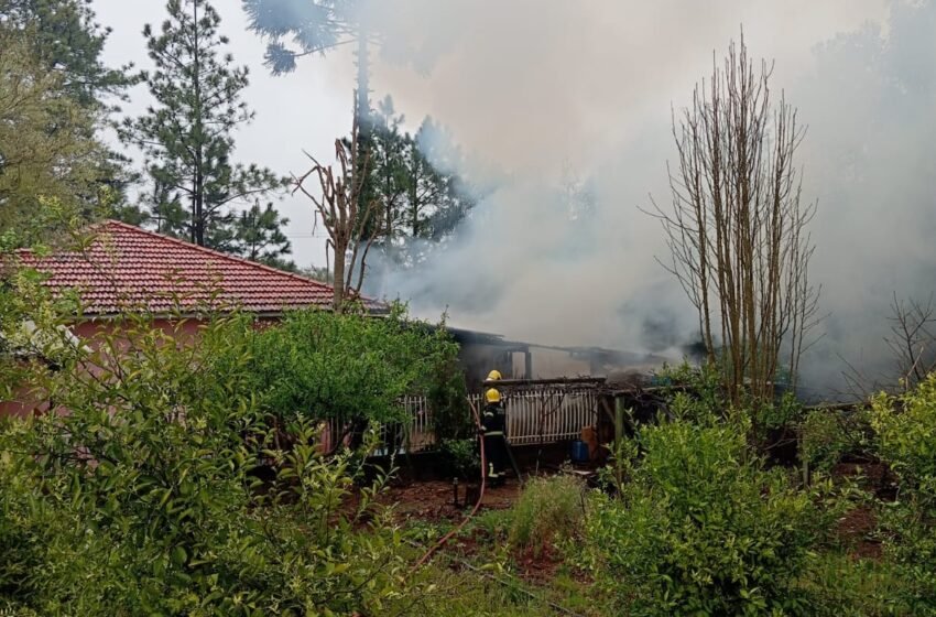  Incêndio atinge residência em São José do Cedro; ninguém ficou ferido