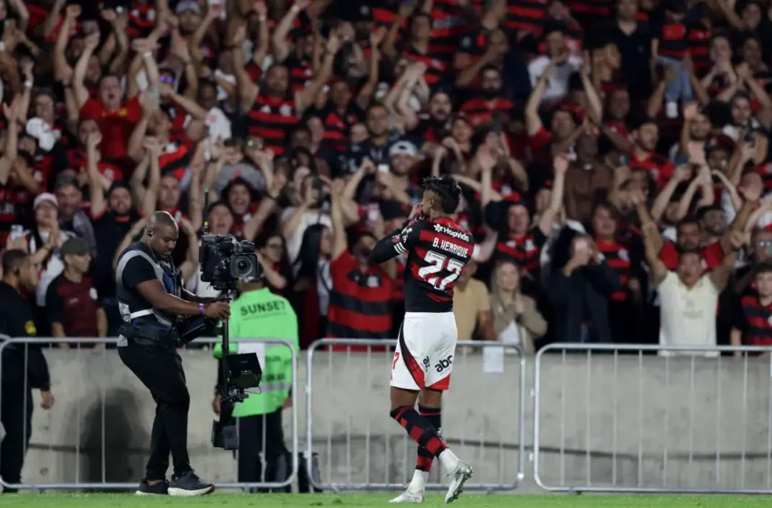  Flamengo vence o Internacional no Maracanã e larga na frente nas oitavas da Libertadores
