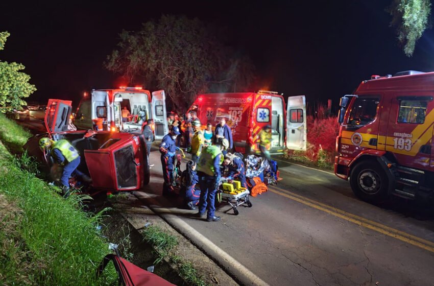  Colisão frontal entre dois veículos e bicicleta deixa cinco pessoas envolvidas