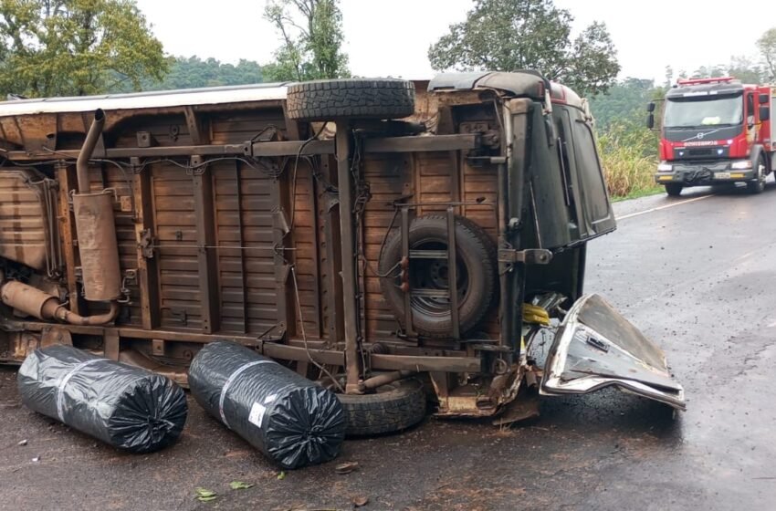  Motorista fica ferido após furgão tombar na BR-282, em Nova Itaberaba