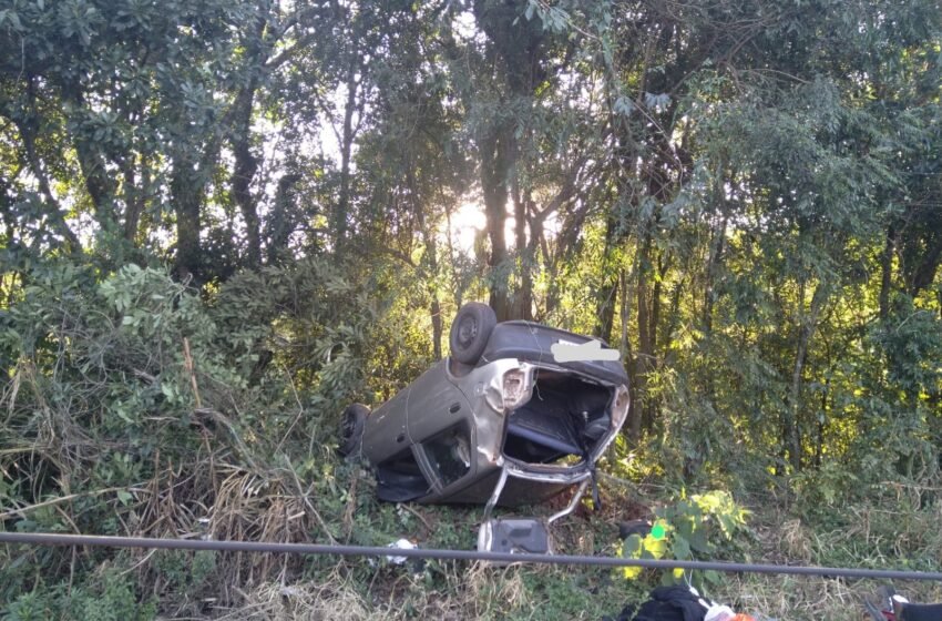  Motorista sai da pista, colide com poste e capota veículo em Quilombo