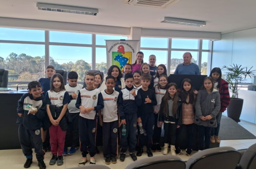  Alunos do 4º ano da Escola Santa Terezinha visitam a Câmara de Vereadores de Faxinal dos Guedes