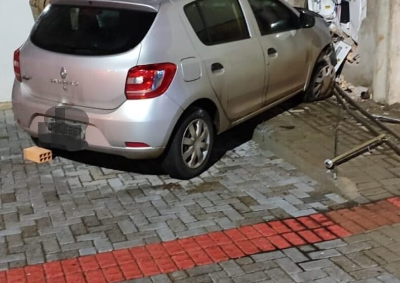  Condutor fica ferido após colisão frontal em contador de energia em Chapecó