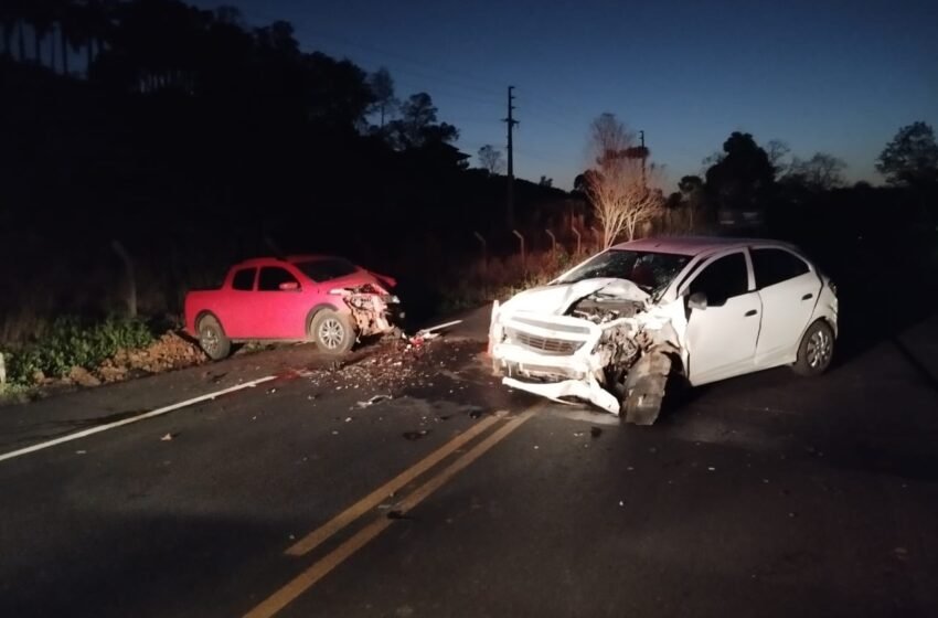  Colisão frontal entre dois veículos em São Carlos deixa uma pessoa ferida