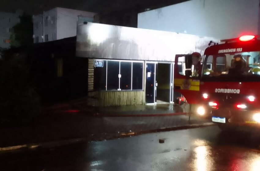 Princípio de Incêndio Mobiliza Bombeiros no Centro de São Miguel do Oeste