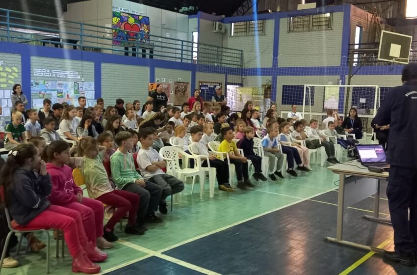  Bombeiros realizam simulado de abandono em escola de Palmitos