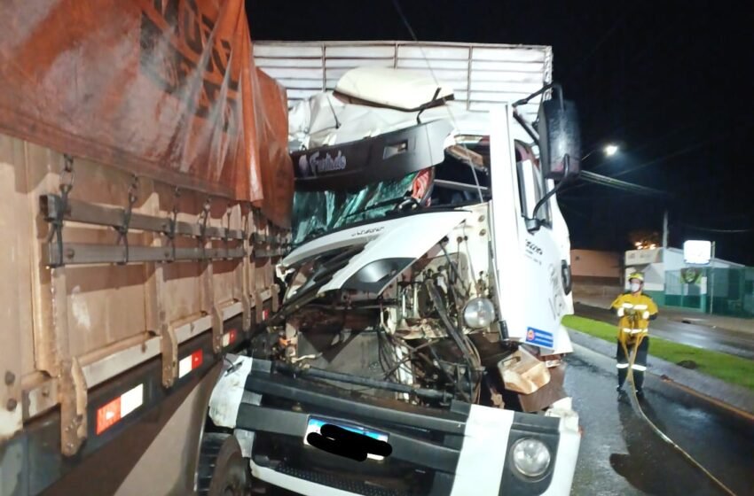  Caminhoneiro fica ferido em colisão na Avenida Uruguai em Itapiranga