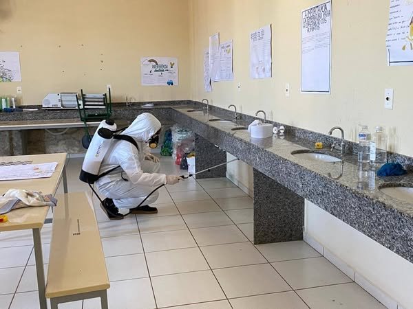  Xanxerê antecipa ações de combate às arboviroses e inicia aplicação de inseticida na Escola Iraci Tonello