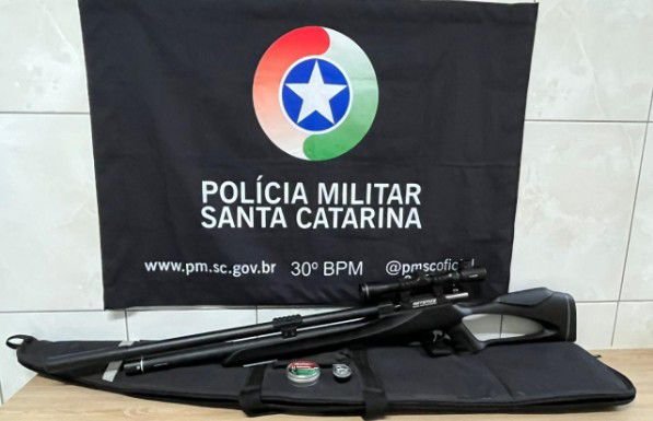 Faxinal dos Guedes: Um homem de 66 anos foi detido pela Polícia Militar na tarde desta segunda-feira, 1º, após ser flagrado atirando contra aves silvestres com uma arma de pressão