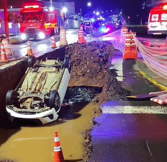  Acidente em Chapecó: veículo cai em vala e capota durante a madrugada