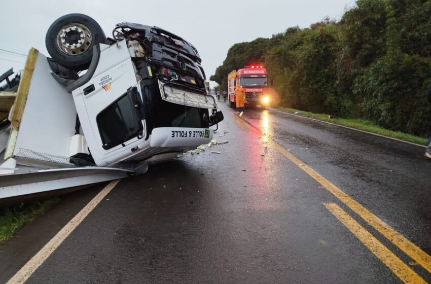  Grave colisão entre carro e caminhão deixa três feridos em Vitorino-PR