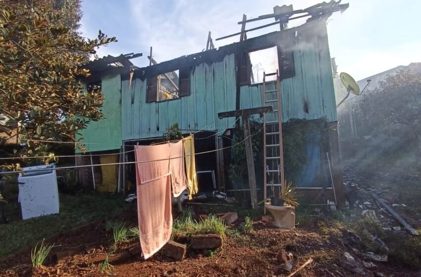  Incêndio destrói residência no Bairro Bela Vista, em Itapiranga