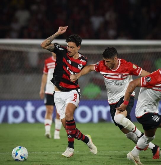  Flamengo vence Estudiantes no Maracanã e larga na frente nas quartas da Libertadores