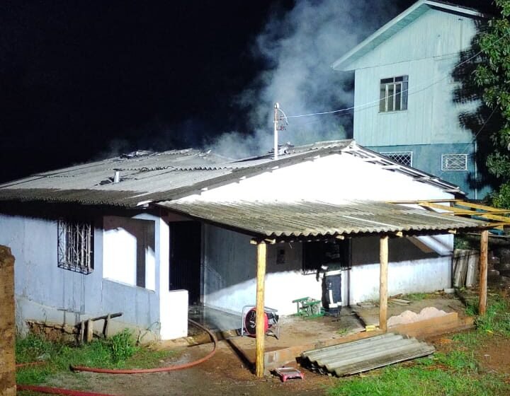  Incêndio em residência é controlado pelos Bombeiros em Xanxerê