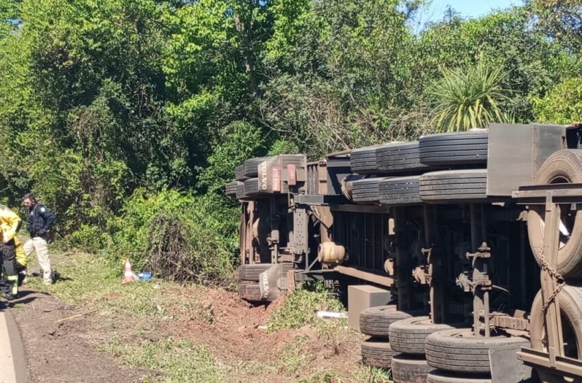  Carreta carregada com leite tomba na BR-282
