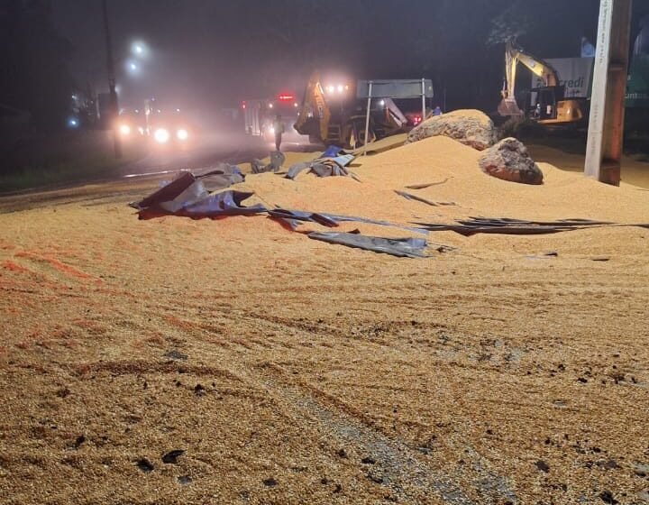  Carreta Tomba na SC-163 em Itapiranga e Bombeiros Realizam Limpeza da Pista