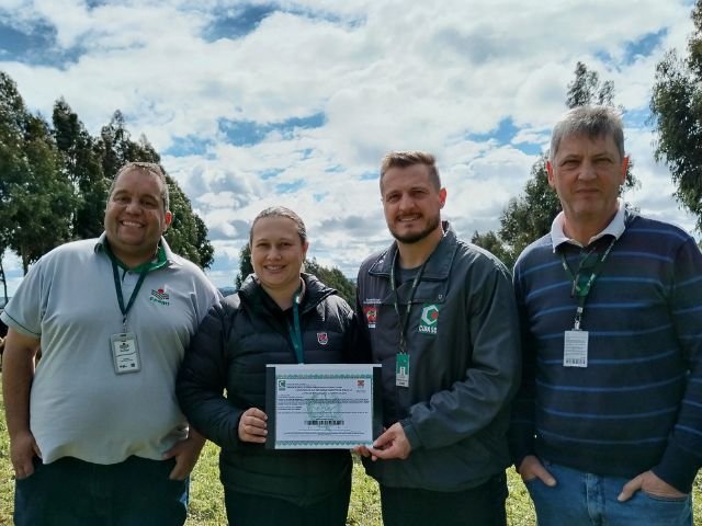  Centro de Referência Tecnológica para produção de leite da Epagri recebe certificado de propriedade livre de brucelose e tuberculose