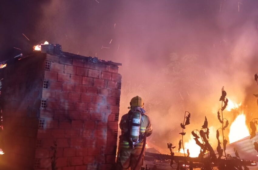  Incêndio destrói residência no interior de São José do Cedro