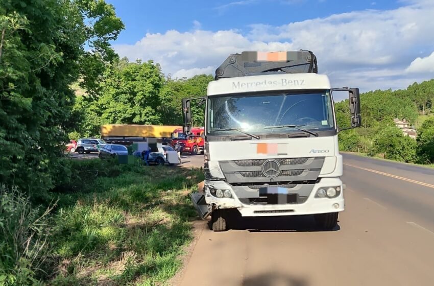  Colisão entre três veículos deixa duas pessoas feridas na BR-282, em Flor do Sertão