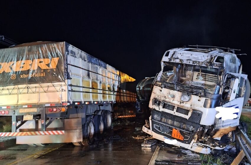  Colisão entre carretas provoca incêndio e mobiliza bombeiros em São José do Cedro