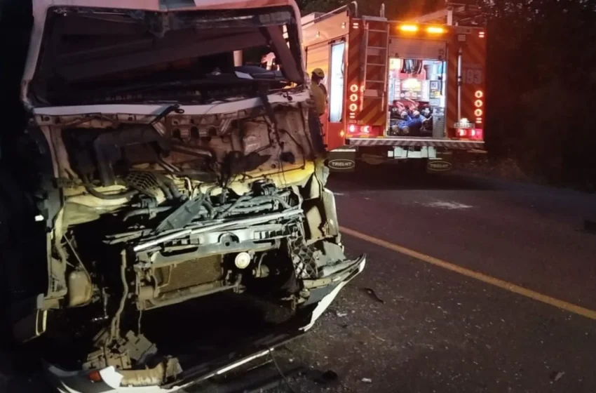  Motorista fica encarcerado após colisão entre caminhões na BR 282 em Iraceminha