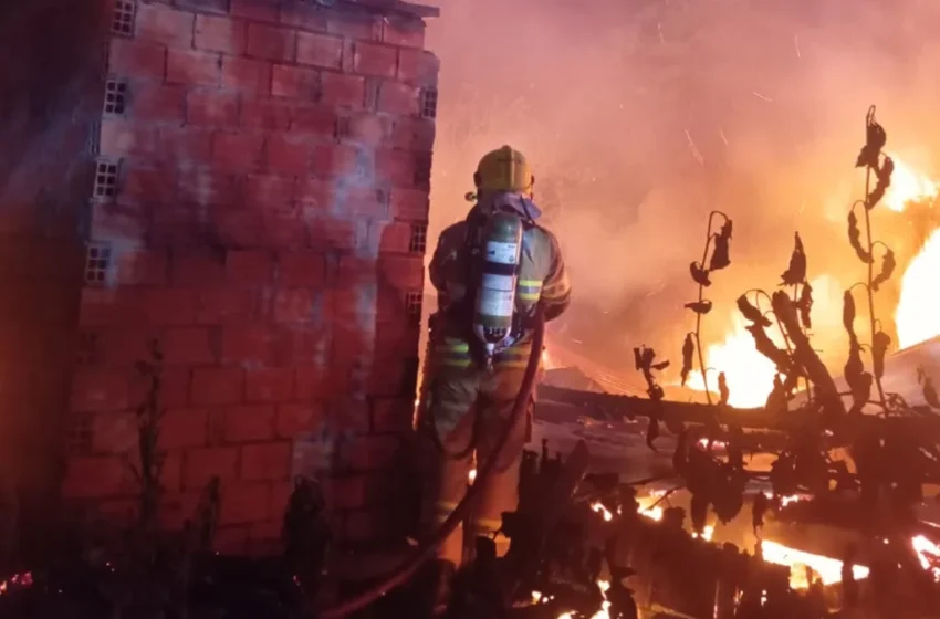  Incêndio destrói residência no interior de São José do Cedro