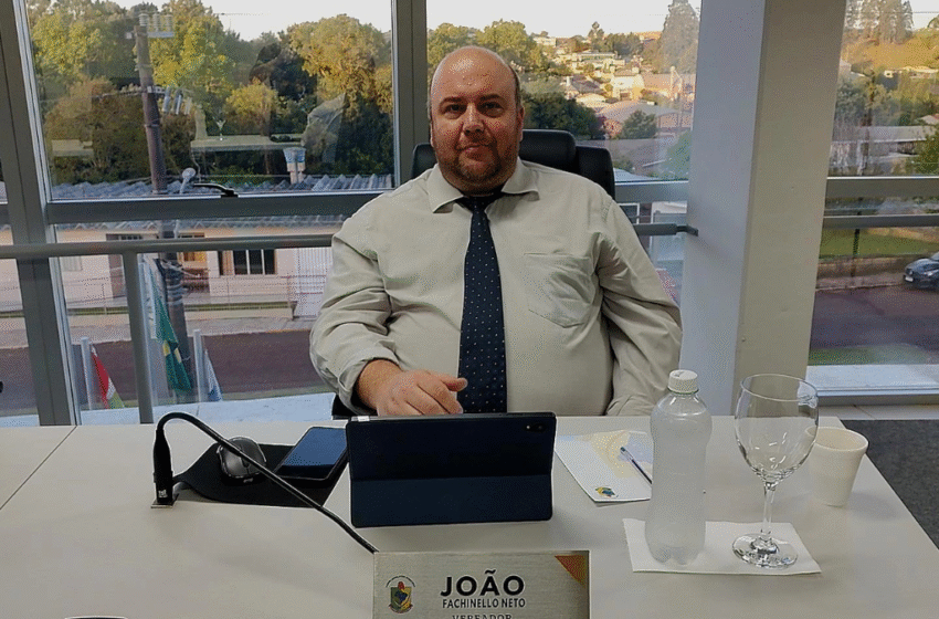 Vereador João Fachinello Neto destaca obras e valorização dos professores em sua fala na Câmara