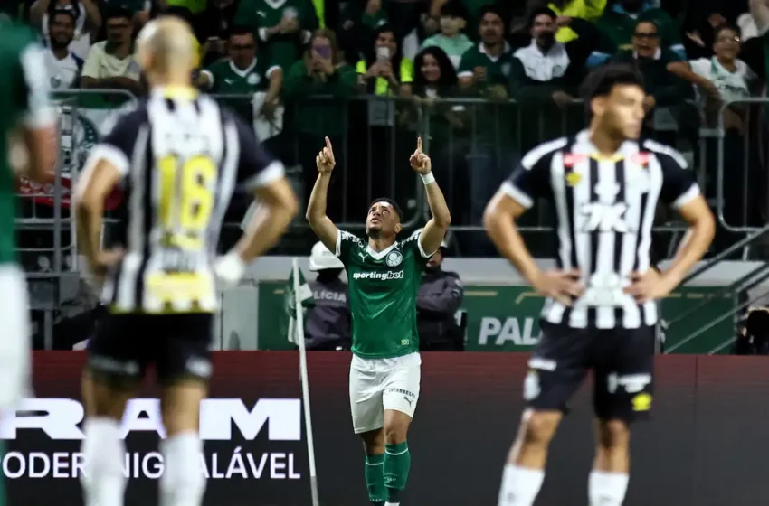  Vitor Roque decide e Palmeiras vence clássico com Santos no Brasileiro
