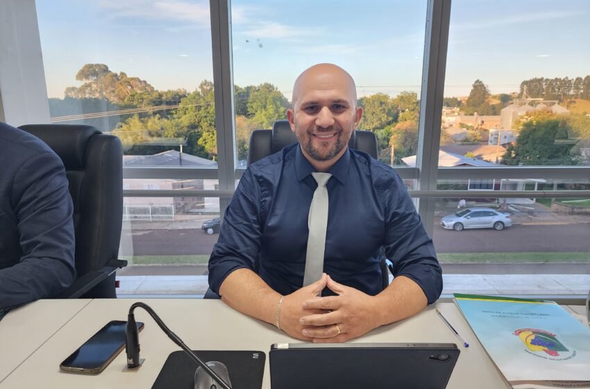  Vereador Márcio de Lima destaca solidariedade após tornado, avanços na educação e reflexões sobre o mercado de trabalho