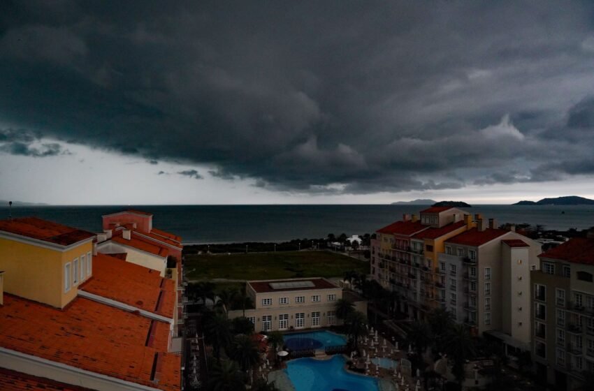  Frente fria e Ciclone Extratropical provocam temporais, ventos fortes e mar agitado em Santa Catarina