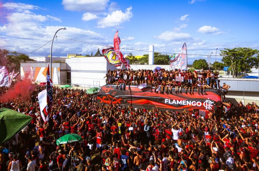  Flamengo embarca para final da Libertadores com festa da torcida