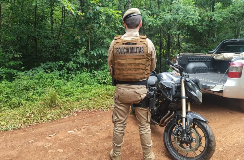  Polícia Militar localiza motocicleta furtada escondida em área de mata em Xanxerê