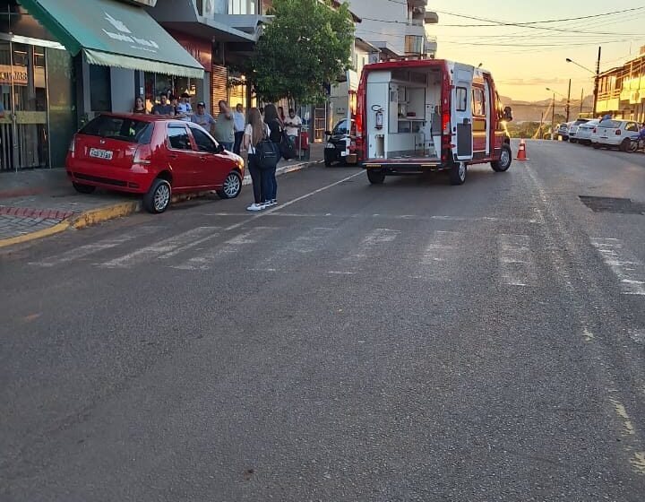  Colisão entre veículos deixa mulher ferida em São Domingos