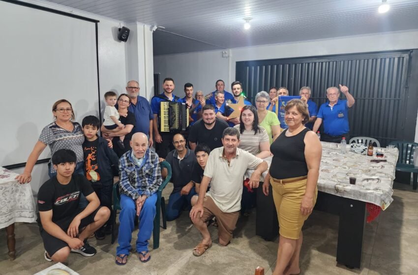  Terno de Reis de Faxinal dos Guedes dá início às visitas e reforça mensagem de fé, tradição e união