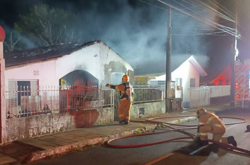  Incêndio destrói residência e deixa homem gravemente ferido em Xanxerê