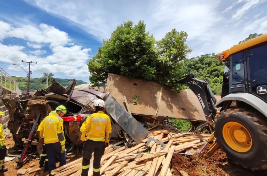  Carreta sai da pista e provoca grave acidente em Arvoredo