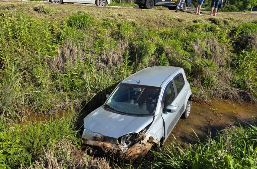  Idosa fica ferida após veículo sair da pista e cair em córrego em Xaxim