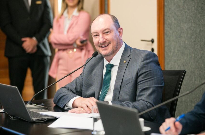  Mauro De Nadal celebra marca histórica de 42 mil carteirinhas do autista emitidas em SC