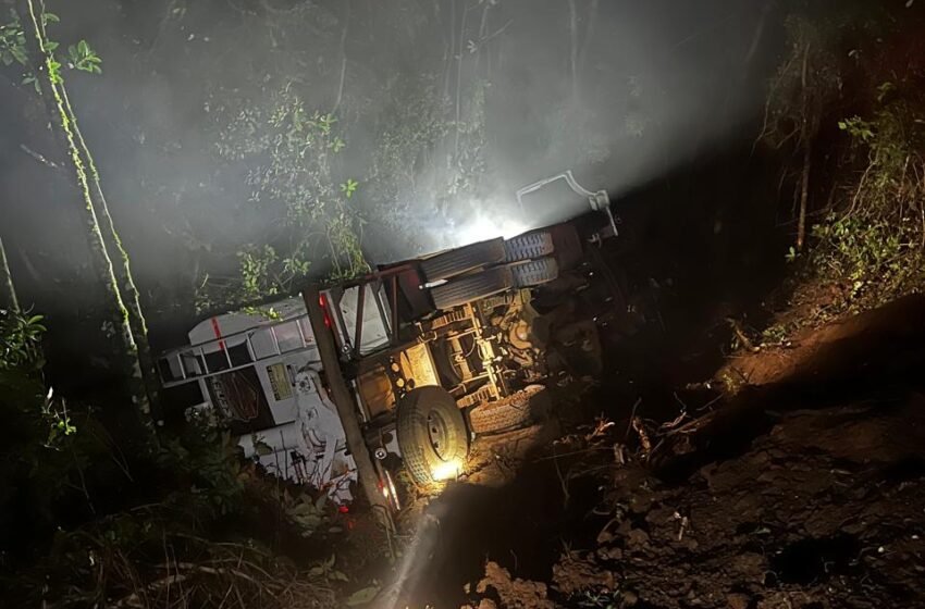  Caminhão sai da pista e capota na SC-155 em Seara