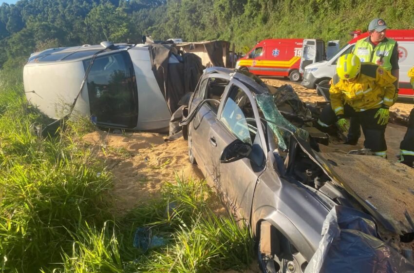  Colisão com carreta e três veículos deixa dois mortos na BR-282 em Xaxim