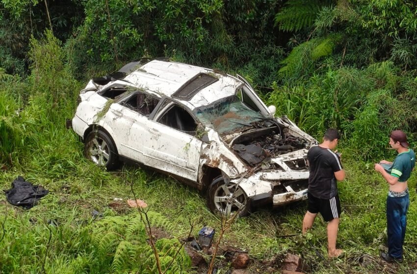  Capotamento na BR-282 mobiliza Bombeiros e Samu em Ponte Serrada